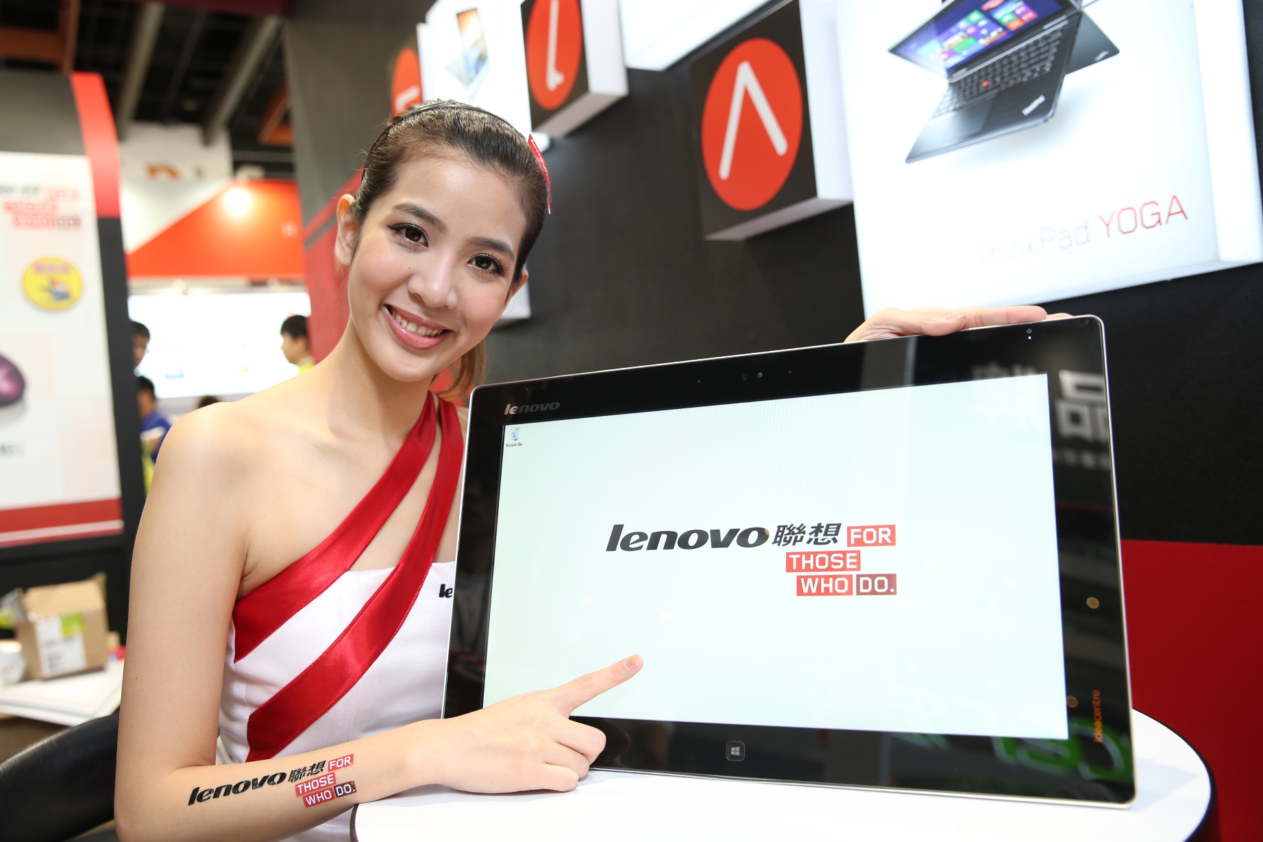 【Lenovo聯想新聞照片一】Flex 20支援十點觸控功能，並內建獨特使用者介面 Aura，假日.jpg