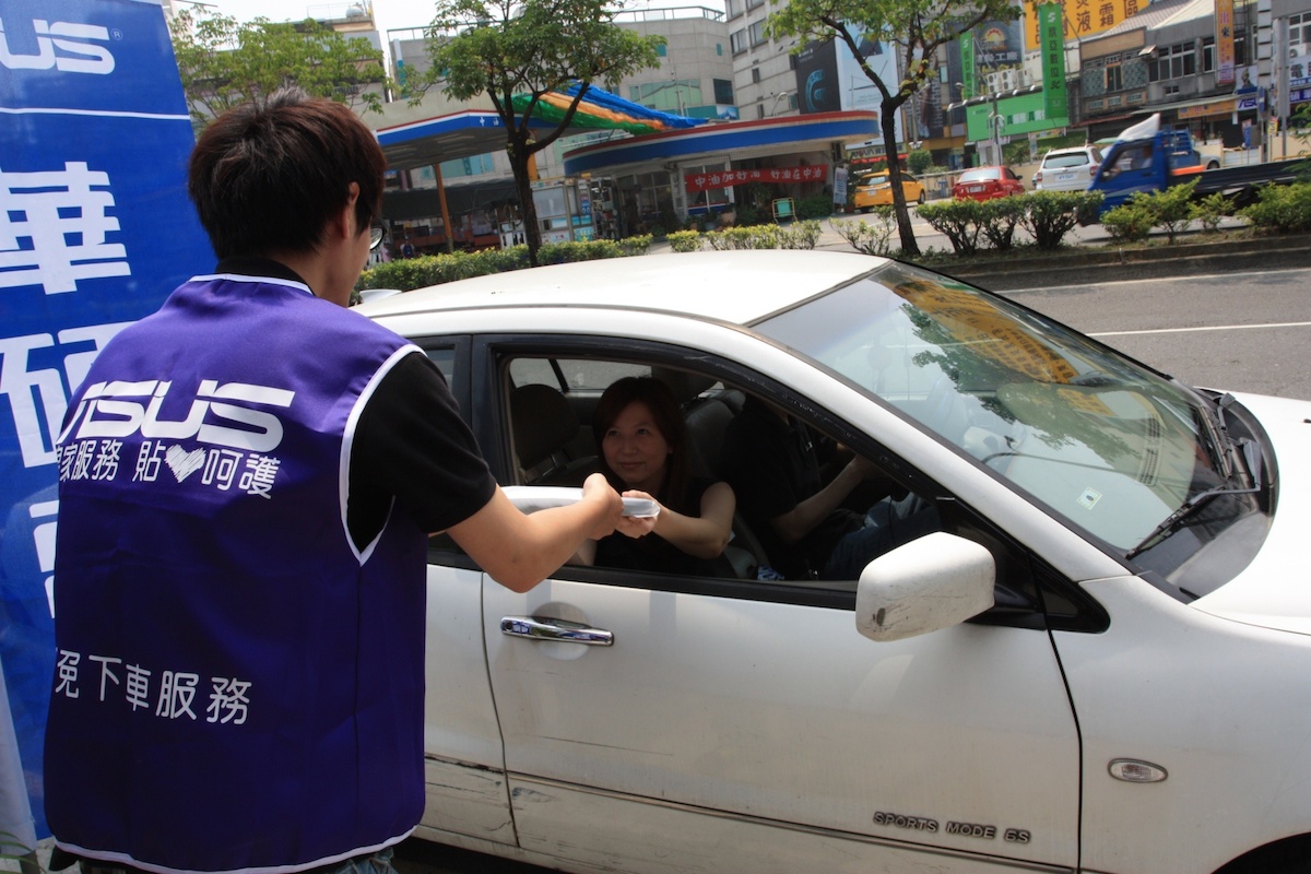 華碩皇家俱樂部推出全台首創維修取件免下車服務，只要線上或電話預約，即可為使用者節.jpg