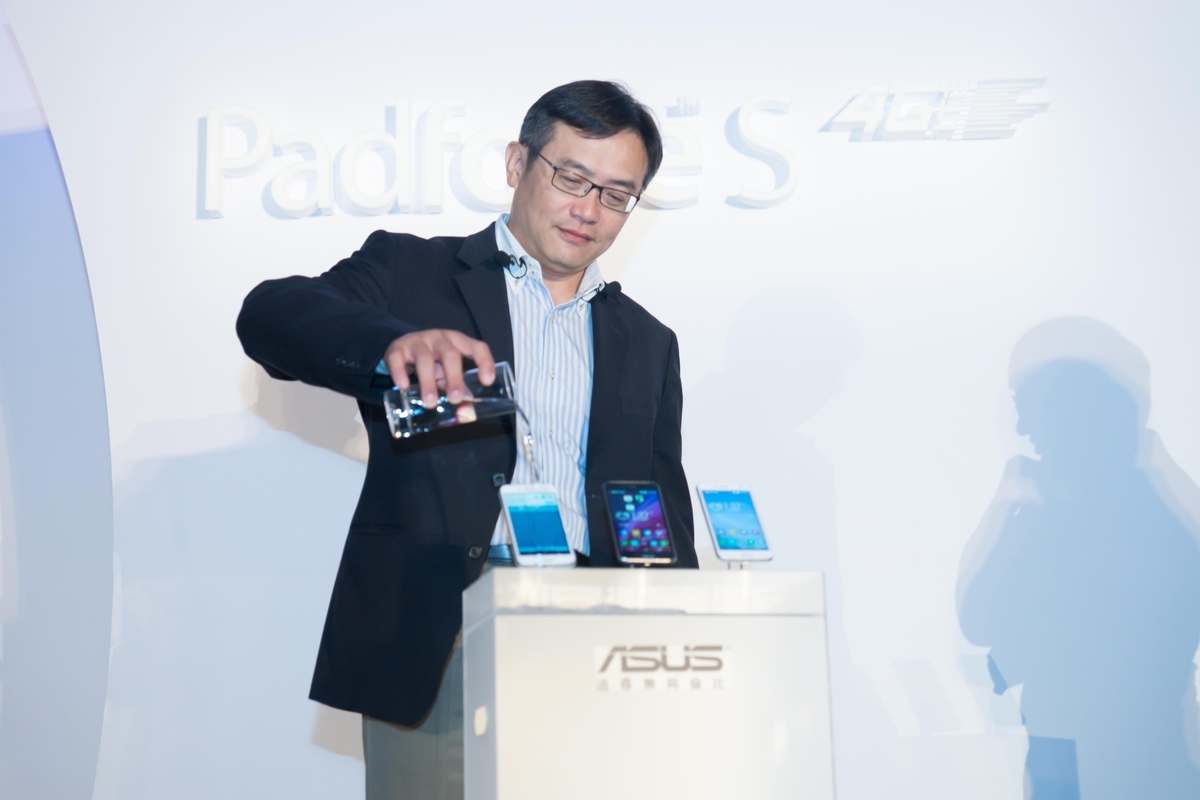 全新PadFone S設計時尚洗鍊，支援台灣4G LTE 全頻段，符合國際級電信商IPX2防潑水測試.jpg