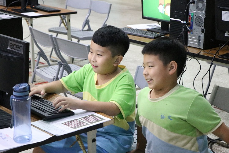 【新聞照片二】Minecraft教育版是微軟針對教育現場推出的協同合作學習平台，透過開放.jpg