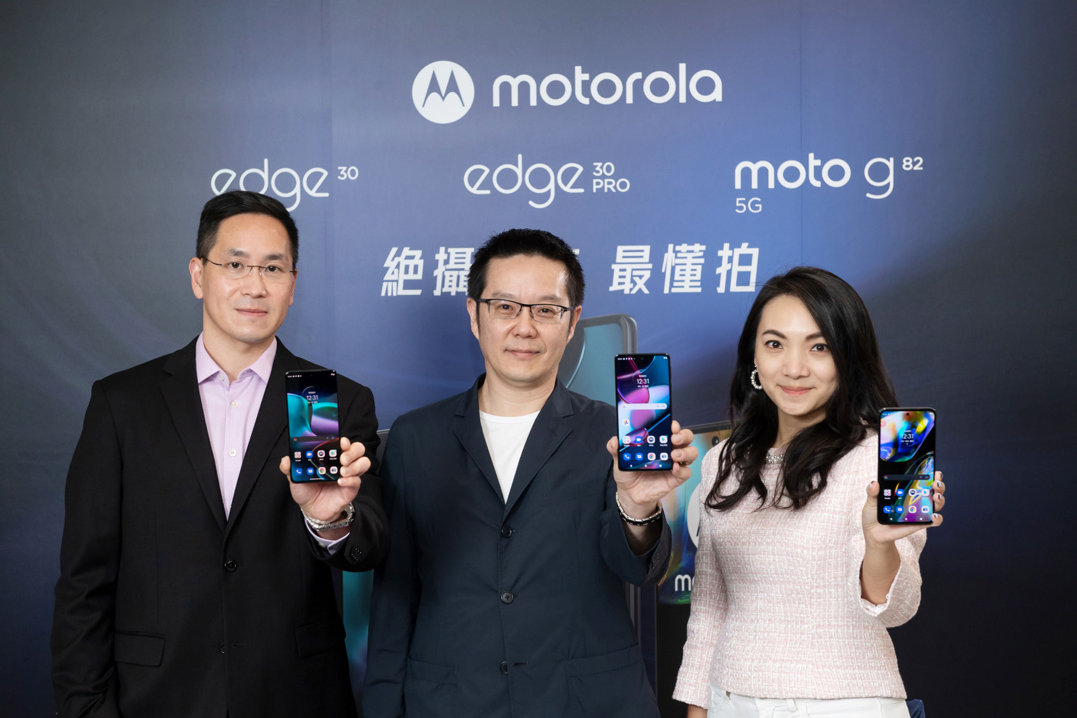 【新聞照片2】Motorola不斷突破手機極限，為使用者帶來不設限的精采。左起：Motorola.jpg